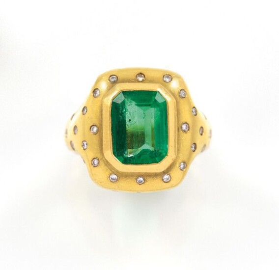 RING in 18K yellow gold holding an emerald of about...