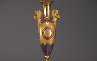 Rare vase Empire de forme balustre en porcelaine bleu roi et or, anses formant deux...