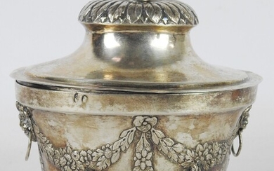 SUCRIER ou pot couvert en argent de forme ovoïde à décor de guirlandes de fleurs,...
