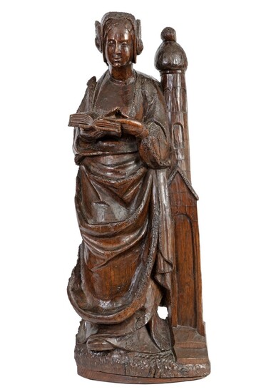 Sainte Barbe en chêne sculpté Travail du XVIe siècle Hauteur : 80 cm (usures)