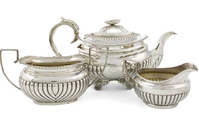 λ Service à thé en argent de trois pièces assorties, comprenant : une théière George...