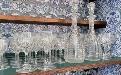 Service de verres en cristal taillé à croisillons, comprenant : douze verres à eau, onze...