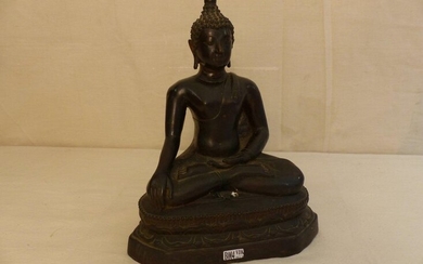 Sitting bronze Buddha. Ancient Thai work. Height: 31 cm.