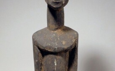 Statue Lobi (Burkina faso) Puissante statue masculine, aux longues jambes fléchies, les bras le long...