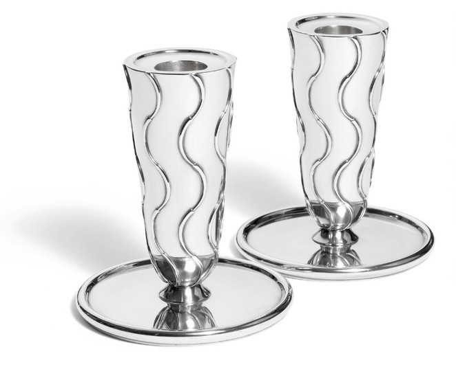 Svend Weihrauch: A pair of large sterling silver candlesticks. Conical candleholders with wavy ornamentation. H. 15 cm. (2)