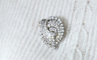 TRAVAIL FRANCAIS - ANNEES 1950 CLIP DE REVERS JOAILLERIE A diamond, platinum and 18k white gold clip, circa 1950. Gross weight : 14,...