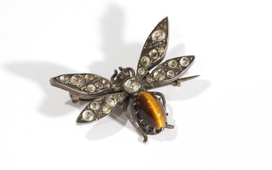 TRAVAIL FRANCAIS vers 1880 broche forme papillon en argent sertie de pierres blanches et d'une...