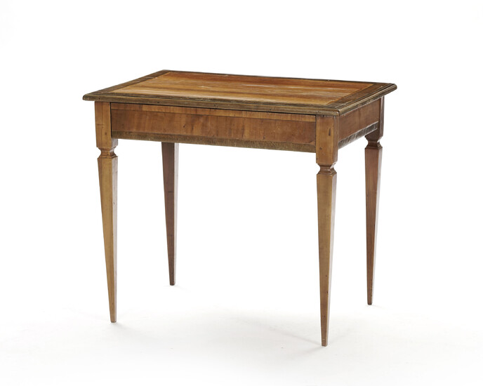 Table d'appoint de style néoclassique, XIXe s., en bois de placage, ouvrant en ceinture par un tiroir, pieds gaines, 72x80x59 cm