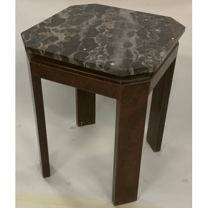 Tavolino da salotto lastronato con piano in marmo di forma ottagonale. 1940ca. (cm 50x60x50)