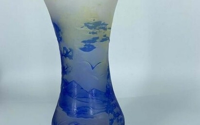 Un vase à décor de paysage bleu