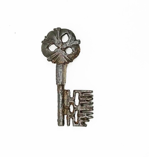 Une exceptionnelle clé gothique en fer, anneau... - Lot 4 - Art Richelieu