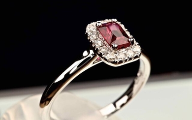 Unique piece. Small ring in 18 kt rhodium-plated white gold and natural red ruby, unheated and untreated, certified by the IGI laboratory (Antwerp), emerald size 0.23 carat with a setting of 0.12 carat brilliants, size (can be modified) 52 2.53g...