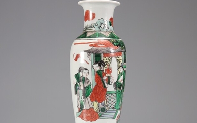 Vase en porcelaine de la famille verte décor de personnages Poids: 920 g Région: Chine...