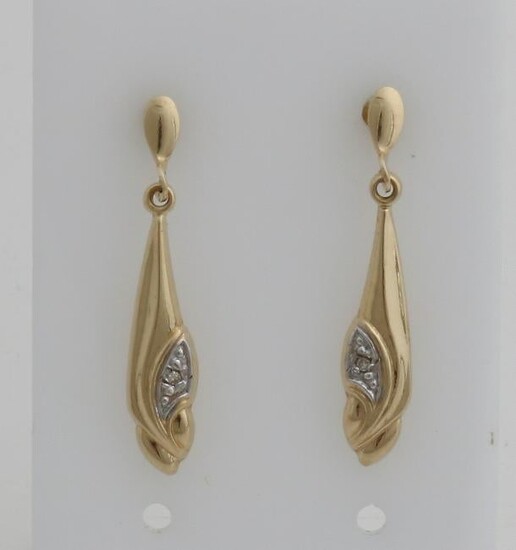 Yellow gold earrings, 585/000, with a drop-shaped