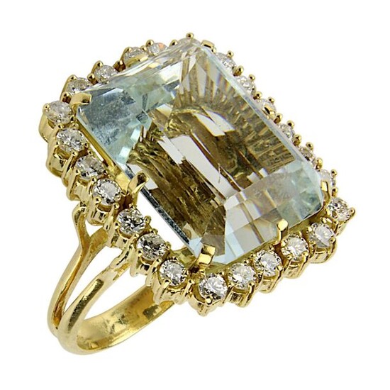 Yellow gold ring with large aquamarine and diamonds, Italy c. 1970, handmade ring bar hallmarked 750, ring head with large water-coloured aquamarine in rectangular form with stair-cut, approx. 22.5 ct, edges slightly scratched, set with 24...