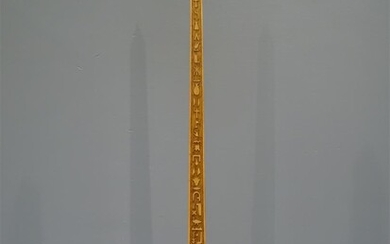 (-), houten obelisk versierd met gestoken mystieke tekens,...