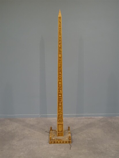 (-), houten obelisk versierd met gestoken mystieke tekens,...
