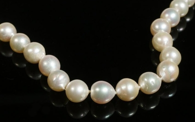 STRAND OF 9 1/2MM PEARLS