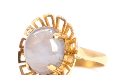 Star sapphire ring set with a cabochon-cut star sapphire, mounted in 22k gold. Size 56.5. Weight app. 7 g.