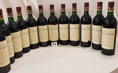 12 bottles château MAUCAILLOU 1986 MOULIS Beautiful presentation for 6 and 6 damaged labels. Low neck levels.