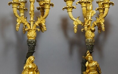 140- Paire de candélabres à 5 lumières en bronze doré et patiné à décor romantique...