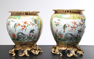 Arte Cinese A pair of porcelain yellow enamelled vases
