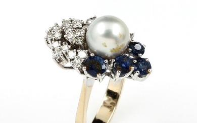 18 kt gold ring with cultured pearl, sapphires...