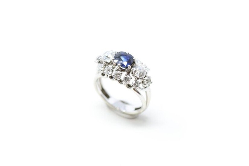 18K (750) white gold ring set with a cushion sapphire...