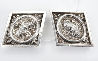 A PAIR OF CUFF BUTTONS IN SILVER