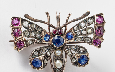3075440. PENDANT/BROOCH, gold/silver, probably Russia, late 19th century, decorated with faceted sapphires and rubies, oriental pearls or rose-cut diamonds, in the shape of a butterfly.