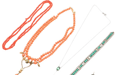 3326340. A SINGLE ROW CORAL BEAD NECKLACE.
