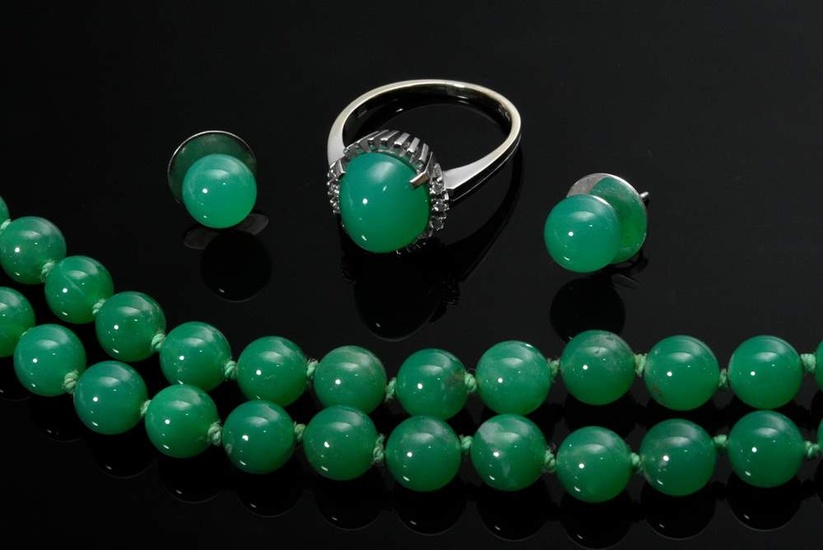 4 Various pieces of chrysoprase jewelry: double row necklace with gold plated silver 835 clasp (91,6g, l. 69cm), white gold 585 ring with cabochon and diamonds (add. ca. 0.06ct/SI/W, 6,6g, size 58) and pair of white gold 585 stud earrings (3,4g, Ø 8,1mm)