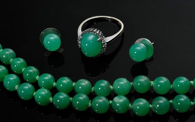 4 Various pieces of chrysoprase jewelry: double row necklace with gold plated silver 835 clasp (91,6g, l. 69cm), white gold 585 ring with cabochon and diamonds (add. ca. 0.06ct/SI/W, 6,6g, size 58) and pair of white gold 585 stud earrings (3,4g, Ø...