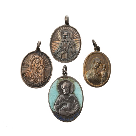 4 pendentifs ovales en argent, Russie 1908-1979, figurant la vierge à l'enfant, St Nicolas, St Séraphin et la Vierge de Kazan, kokoshnik