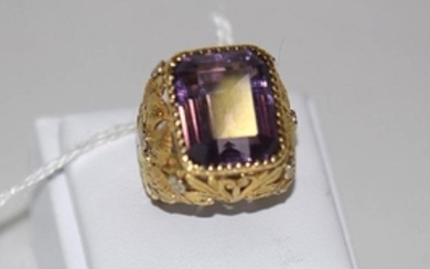 18k Yellow Gold Ring with Amethyst, weight 15 grams