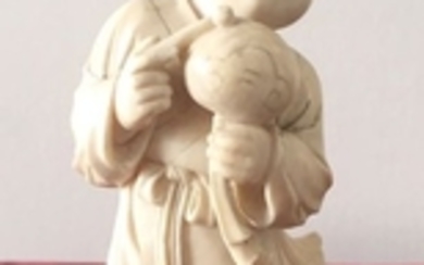 JAPON Enfant bouddha en ivoire sculpté. Socle bois…