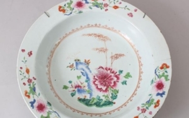A LARGE 18TH CENTURY CHINESE FAMILLE ROSE BASIN / DISH