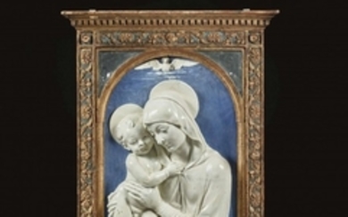 SUIVEUR DES DELLA ROBBIA, FIN DU XIXe SIÈCLE La Vierge à l'Enfant Sculpture en bas relief de terre cuite vernissée