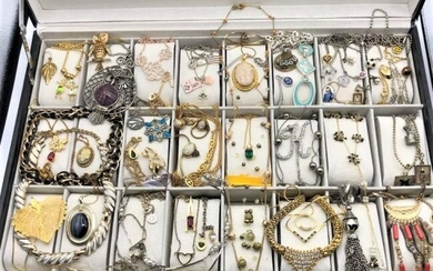 60] Assorted Costume Jewelry Necklaces Many w/ Pendants