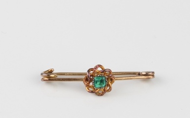 A 9ct yellow gold and emerald bar brooch - stamped 'PATENT 9...
