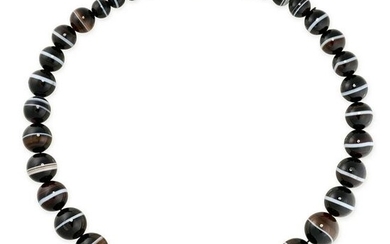 A BANDED AGATE BEAD NECKLACE comprising a single row of