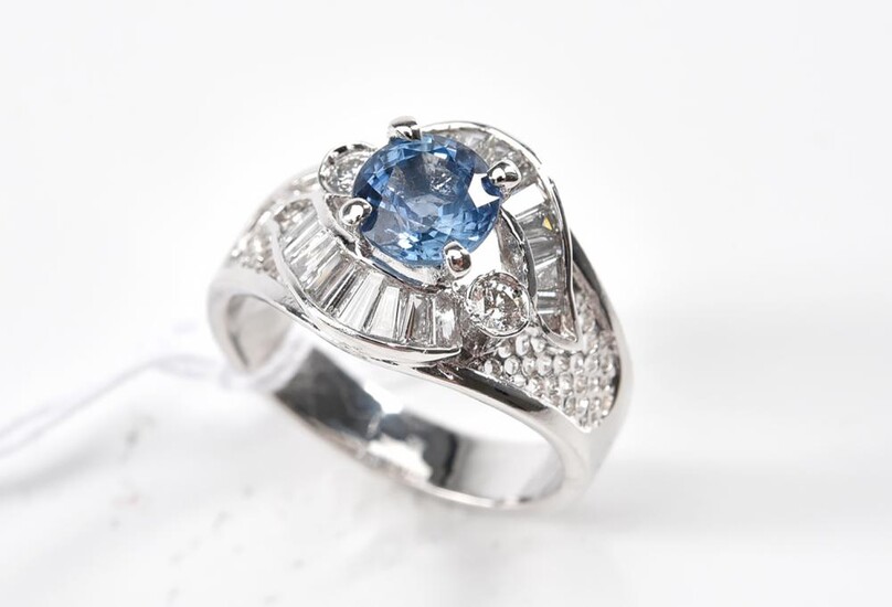 A BLUE SAPPHIRE AND DIAMOND DRESS RING IN 18CT WHITE GOLD, SIZE L