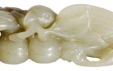 A CHINESE CELADON JADE BIRD AND LINGZHI GROUP -...