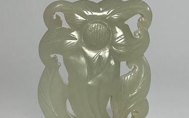 A CHINESE QING DYNASTY NEPHRITE JADE LILY FLOWER PENDANT