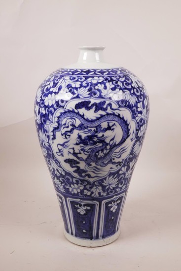 A Chinese blue and white porcelain meiping vase with decorat...