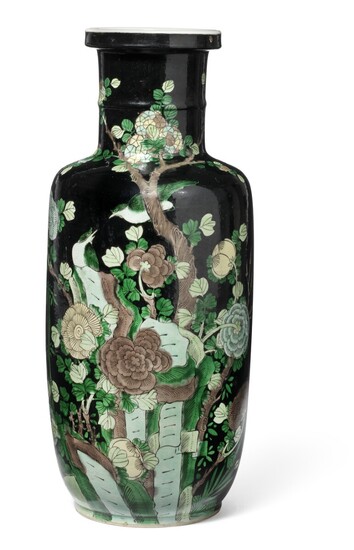 A Chinese famille verte porcelain rouleau vase on black ground. Qing 19th century. H. 43.5 cm.