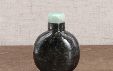 A Chinese spinach jade snuff bottle