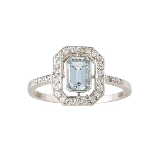 A DIAMOND AND AQUAMARINE CLUSTER RING, mounted in platinum, ...