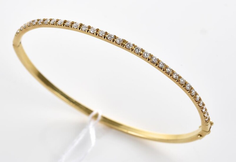 A DIAMOND BANGLE IN 18CT GOLD, TOTALLING 0.93CT, HALLMARKED LONDON 1988, DIAMETER 59MM, 7.8GMS