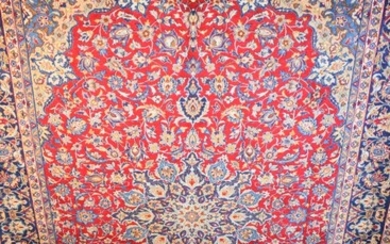 A FINE PERSIAN ISFAHAN NAJAFABAD CARPET. 100% FINE DENSE WOOLEN PILE. HAND-KNOTTED & WITH CLASSIC ISFAHAN DESIGN OF SUNBURST MEDALLI...